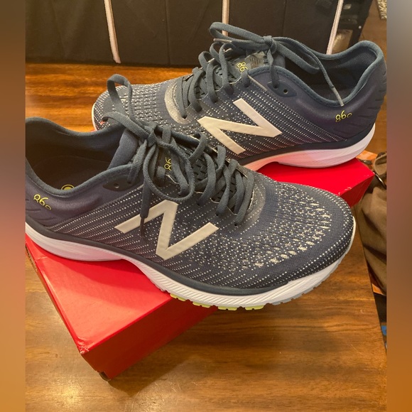 Mens New Balance sneakers - Picture 4 of 6